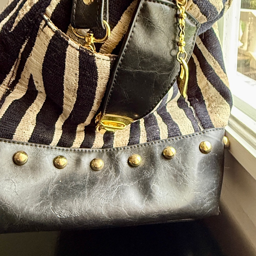 Stylish Zebra Print Duffle Handbag. - image 5